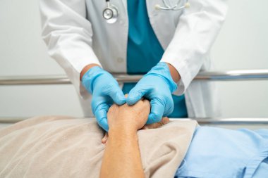 Asyalı yaşlı ya da yaşlı kadın hasta ile el ele tutuşmak. Sevgi, ilgi, cesaret ve empati, hemşire hastanesi koğuşunda sağlıklı ve güçlü tıbbi konsept.