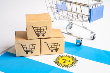 Alışveriş arabası logosu ve Arjantin bayrağı olan kutu, İthalat İhracat Alışveriş çevrimiçi veya eCommerce finans dağıtım mağazası dağıtım hizmetleri nakliyat, ticaret, tedarikçi kavramı.