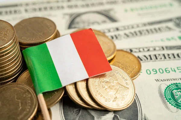 Pilha Moedas Dinheiro Com Bandeira Itália Conceito Bancário Finanças — Fotografia de Stock