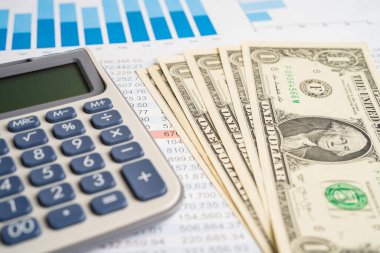 Grafik kağıdındaki hesap makinesi. Finans geliştirme, Bankacılık Hesabı, İstatistik, Yatırım Analitik Araştırma Veri Ekonomisi, Borsa Ticareti, Ticaret Şirketi Konsepti.