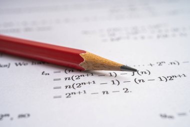 Eğitim okulunda matematik formülü sınav kağıdı üzerine kalem..