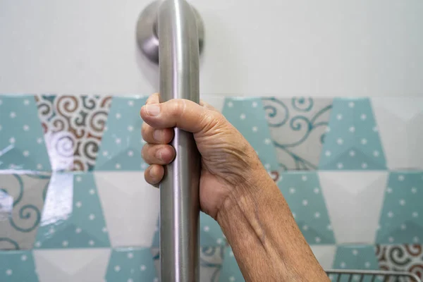 Aziatische Senior Oudere Oude Dame Vrouw Patiënt Gebruik Toilet Badkamer — Stockfoto