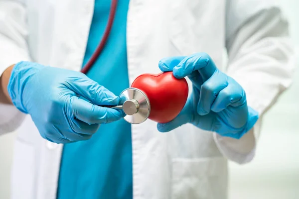 Doctor Holding Red Heart Hospital Ward Healthy Strong Medical Concept — ストック写真