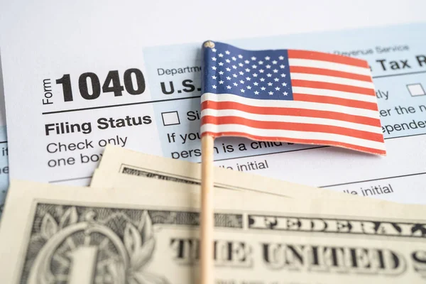 Formularz Deklaracji Podatkowej 1040 Flagą Usa Banknotem Dolarowym Usa Dochody — Zdjęcie stockowe