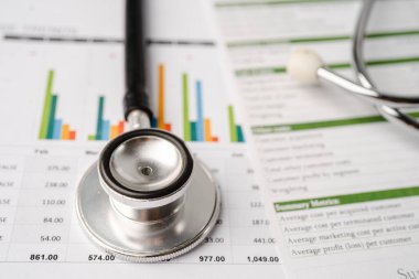 Çizelgeler ve grafikler üzerindeki steteskop kağıt, Finans, Hesap, İstatistik, Yatırım, Analitik araştırma veri ekonomisi ve İş dünyası kavramı.