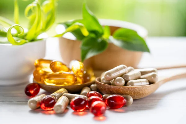 Obat Alternatif Kapsul Organik Herbal Dengan Vitamin Omega Minyak Ikan — Stok Foto