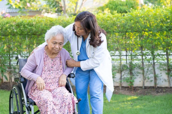 医生帮助和护理护理护理病房中坐在轮椅上的亚洲老年老年妇女病人 健康有力的医疗理念 — 图库照片