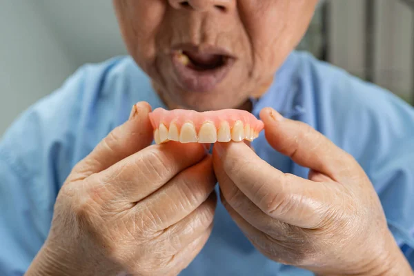Asyalı Yaşlı Yaşlı Hasta Hemşire Hastanesi Koğuşunda Takma Diş Takmak — Stok fotoğraf