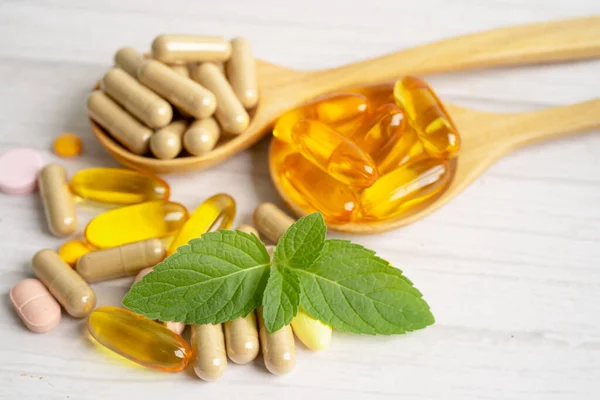Obat Alternatif Kapsul Organik Herbal Dengan Vitamin Omega Minyak Ikan — Stok Foto