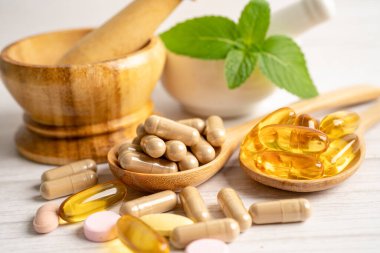 Alternatif ilaç bitkisel organik kapsül E omega 3 vitamini balık yağı, mineral, bitki yapraklı ilaç sağlıklı yaşam için doğal destek.