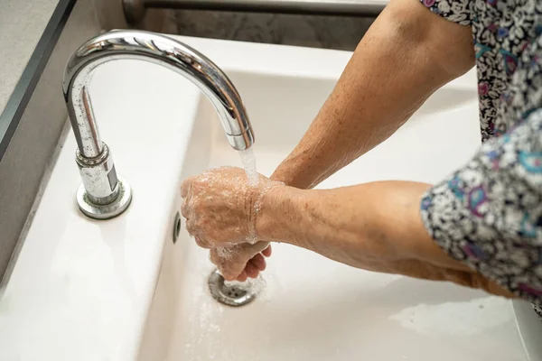 Ásia Sênior Idoso Senhora Mulher Paciente Lavagem Mão Por Sabão — Fotografia de Stock