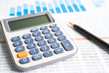 Grafikler üzerinde büyüteç hesap makineli çizelgeler. Mali kalkınma, Bankacılık Hesabı, İstatistikler, Yatırım Analitik Araştırma Veri Ekonomisi.