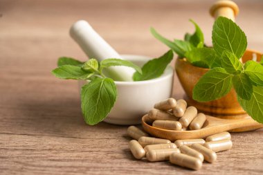 Alternatif ilaç bitkisel organik kapsül E omega 3 vitamini balık yağı, mineral, bitki yapraklı ilaç sağlıklı yaşam için doğal destek.