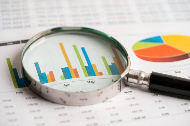 Grafik kağıdındaki büyüteç. Finansal kalkınma, Bankacılık Hesabı, İstatistik, Yatırım Analitik Araştırma Veri Ekonomisi, Borsa Ticareti, İş yeri Konsepti.