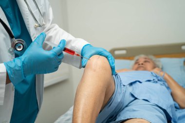 Asyalı doktor, Hyaluronic asit trombosit enjekte ederek yaşlı kadının dizine zengin plazma enjekte etti..