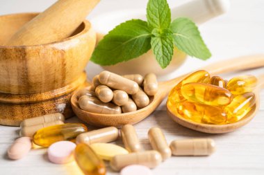 Alternatif ilaç bitkisel organik kapsül E omega 3 vitamini balık yağı, mineral, bitki yapraklı ilaç sağlıklı yaşam için doğal destek.