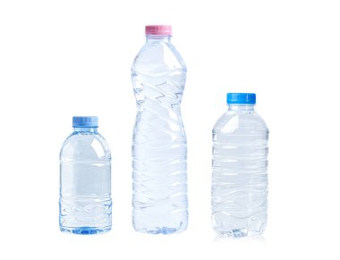 Beyaz arka planda izole edilmiş plastik su şişesi..