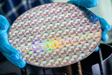 Tümleşik devre yarı iletken üretimi için silikon gofret.