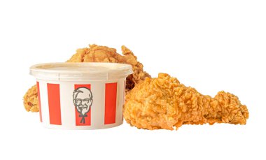 Bangkok, Tayland 01 Ağustos 2022 KFC Chicken, Kentucky Fried Chicken marka logolu, beyaz arka planda izole edilmiş fast food..