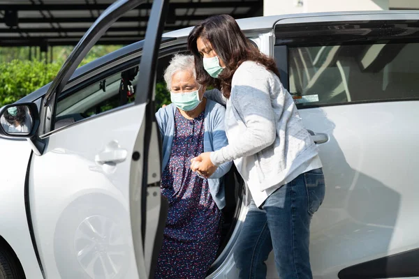 ヘルプとサポートアジアの高齢者の女性高齢者の女性患者歩くとともにウォーカー準備彼女の車に取得 健康的な強い医療の概念 — ストック写真