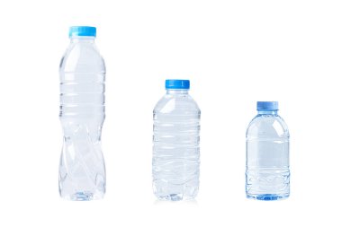 Beyaz arka planda izole edilmiş plastik su şişesi..