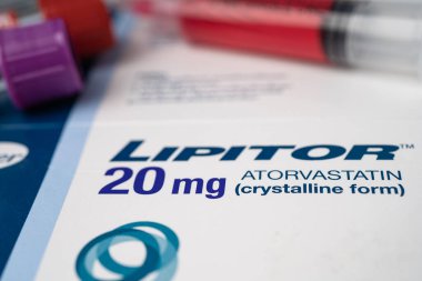 Bangkok, Tayland, 1 Haziran 2022 Lipitor, Lipid kolesterol düşürücü uyuşturucu, LDL (düşük yoğunluklu lipoprotein) sağlıklı güçlü tıbbi konsept.