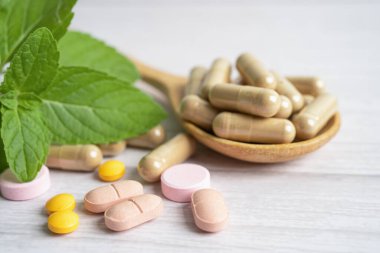 Alternatif ilaç bitkisel organik kapsül E omega 3 vitamini balık yağı, mineral, bitki yapraklı ilaç sağlıklı yaşam için doğal destek.