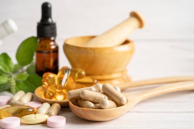 Alternatif ilaç bitkisel organik kapsül E omega 3 vitamini balık yağı, mineral, bitki yapraklı ilaç sağlıklı yaşam için doğal destek.