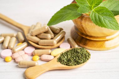 Alternatif ilaç bitkisel organik kapsül E omega 3 vitamini balık yağı, mineral, bitki yapraklı ilaç sağlıklı yaşam için doğal destek.