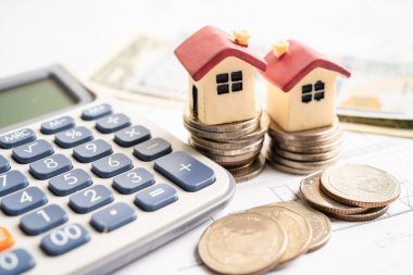 Yığınla madeni para ve Amerikan dolarına ev, ipotekli ev kredisi konsepti..