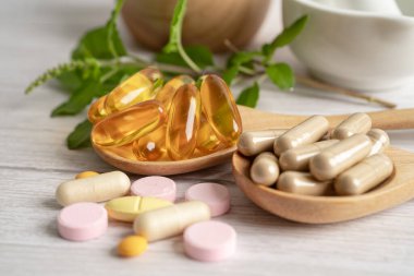 Alternatif ilaç bitkisel organik kapsül E omega 3 vitamini balık yağı, mineral, bitki yapraklı ilaç sağlıklı yaşam için doğal destek.