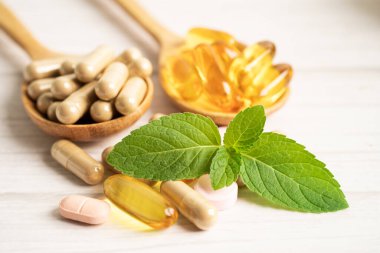 Alternatif ilaç bitkisel organik kapsül E omega 3 vitamini balık yağı, mineral, bitki yapraklı ilaç sağlıklı yaşam için doğal destek.