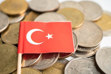 Türkiye bayrağı ve finans bankacılığı kavramına sahip para yığını.