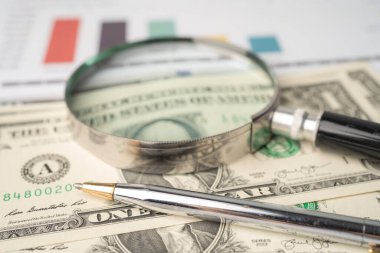 Grafik kağıdındaki büyüteç. Finansal kalkınma, Bankacılık Hesabı, İstatistik, Yatırım Analitik Araştırma Veri Ekonomisi, Borsa Ticareti, İş yeri Konsepti.