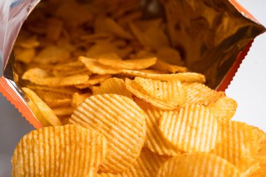 Patates cipsi, leziz BBQ baharatlı Crips için ince dilimlenmiş kızarmış abur cubur açık poşette fast food..