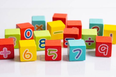 Beyaz arka planda renkli matematik sayısı, eğitim eğitimi matematik öğrenimi öğretim kavramı.