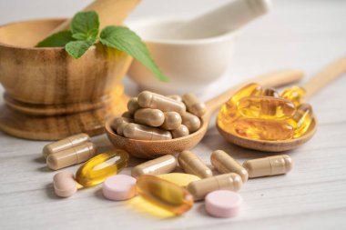 Alternatif ilaç bitkisel organik kapsül E omega 3 vitamini balık yağı, mineral, bitki yapraklı ilaç sağlıklı yaşam için doğal destek.