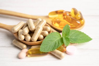 Alternatif ilaç bitkisel organik kapsül E omega 3 vitamini balık yağı, mineral, bitki yapraklı ilaç sağlıklı yaşam için doğal destek.