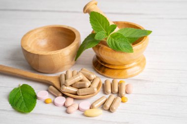 Alternatif ilaç bitkisel organik kapsül E omega 3 vitamini balık yağı, mineral, bitki yapraklı ilaç sağlıklı yaşam için doğal destek.