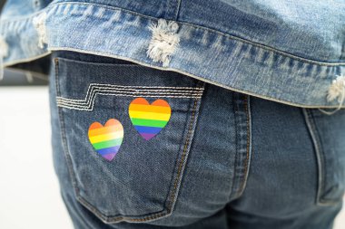 Gökkuşağı kalpli Asyalı kadın, LGBT 'nin gurur ayının sembolü Haziran ayının geleneksel gay, lezbiyen, biseksüel, transseksüel, insan haklarını kutluyor.