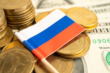 Beyaz arkaplanda Rusya bayrağı olan bozuk para yığını.