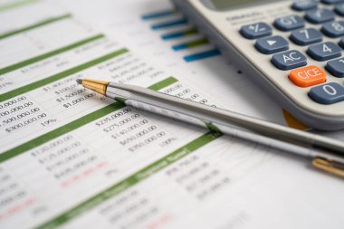 Hesap cetveli üzerinde hesap makinesi. Finans geliştirme, Bankacılık Hesabı, İstatistik, Yatırım Analitik Araştırma Veri Ekonomisi, Borsa Ticareti, Ticaret Şirketi Konsepti.