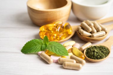 Alternatif ilaç bitkisel organik kapsül E omega 3 vitamini balık yağı, mineral, bitki yapraklı ilaç sağlıklı yaşam için doğal destek.