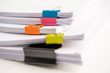 Beyaz arkaplanda ataç olan beyaz not kağıdı.