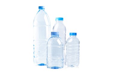 Beyaz arka planda izole edilmiş plastik su şişesi..