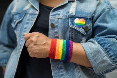 Gökkuşağı bilekliği takan Asyalı kadın, LGBT onur ayının sembolü Haziran sosyal ortamında gey, lezbiyen, biseksüel, transseksüel, insan hakları.