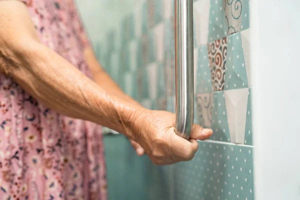 Asian Senior Elderly Old Lady Woman Patient Use Toilet Bathroom — Fotografia de Stock