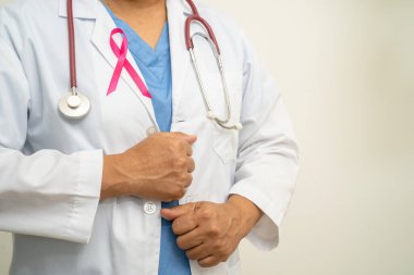 Göğüs kanseri, pembe kurdeleli Asyalı doktor, Dünya Göğüs Kanseri Günü sembolü..
