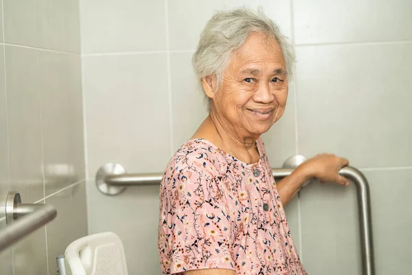 Ázsiai Idős Vagy Idős Hölgy Beteg Használni Fürdőszoba Fogantyú Biztonság — Stock Fotó