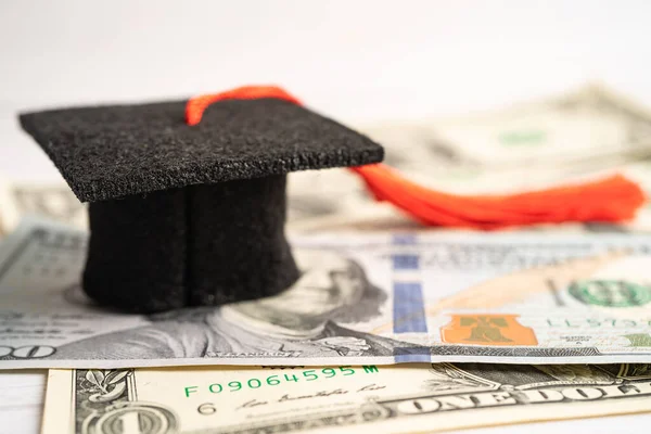 Brecha Graduación Sombrero Euros Billetes Dólares Estadounidenses Dinero Aprendizaje Cuota —  Fotos de Stock